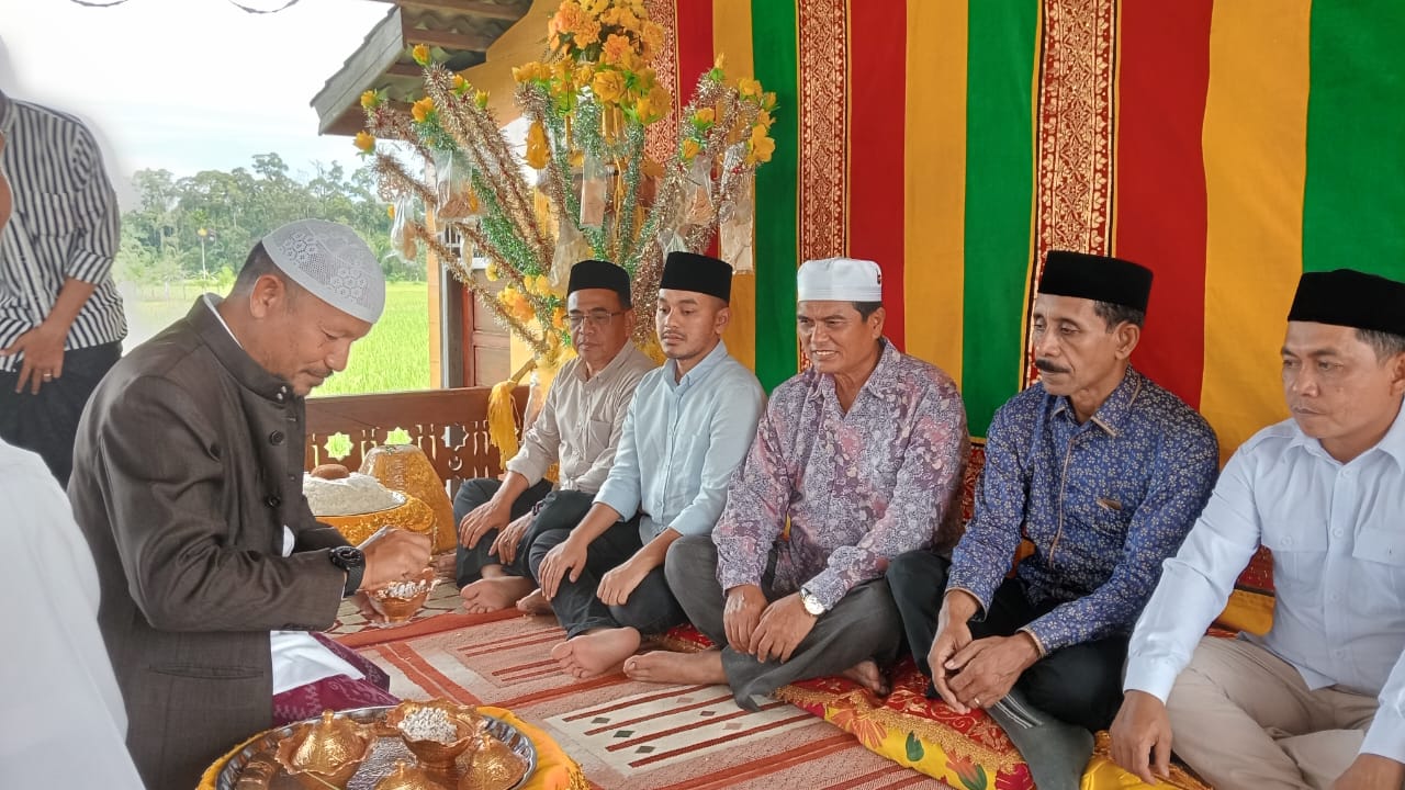 Abi Husaini Peusijuk pasangan AMAN dan Anggota DPRK Abi Husaini Peusijuk pasangan AMAN dan Anggota DPRK