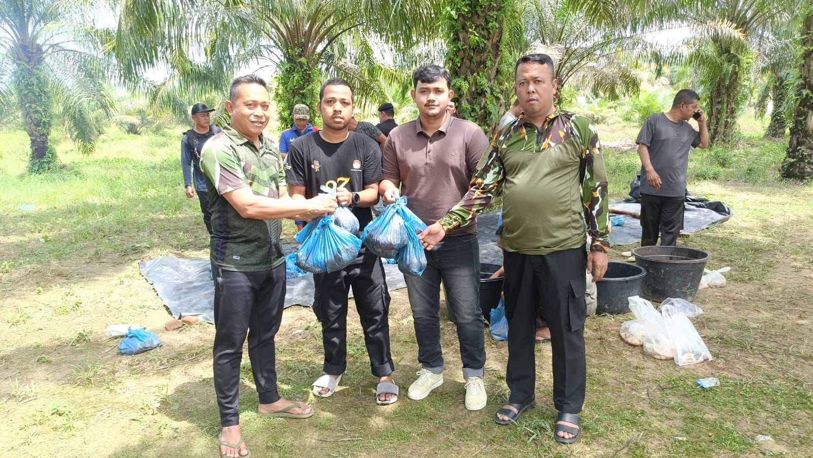 Sembelih 2 Ekor Sapi,Brimob Batalyon C Pelopor Bagikan Daging Meugang Untuk Personil hingga Wartawan Sembelih 2 Ekor Sapi,Brimob Batalyon C Pelopor Bagikan Daging Meugang Untuk Personil hingga Wartawan