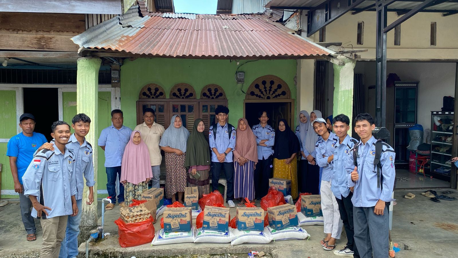 HMTI UTU Berikan Bantuan Kepada Korban Longsor di Aceh Barat HMTI UTU Berikan Bantuan Kepada Korban Longsor di Aceh Barat