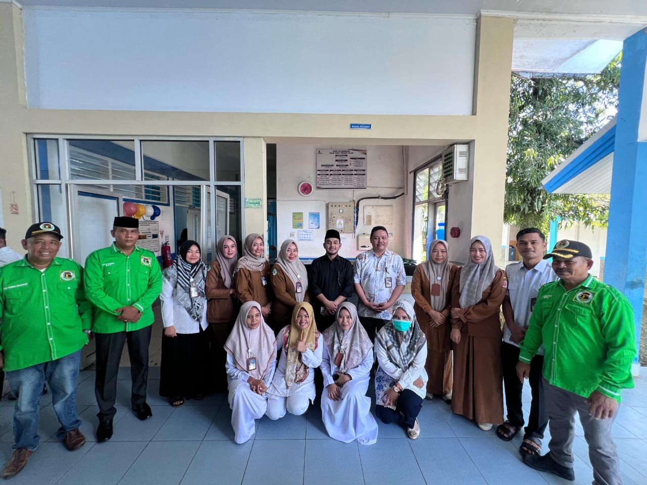 Ketua DPRK Nagan Raya Bagikan Sembako dan THR kepada Pasien RSUD SIM Nagan Raya Ketua DPRK Nagan Raya Bagikan Sembako dan THR kepada Pasien RSUD SIM Nagan Raya