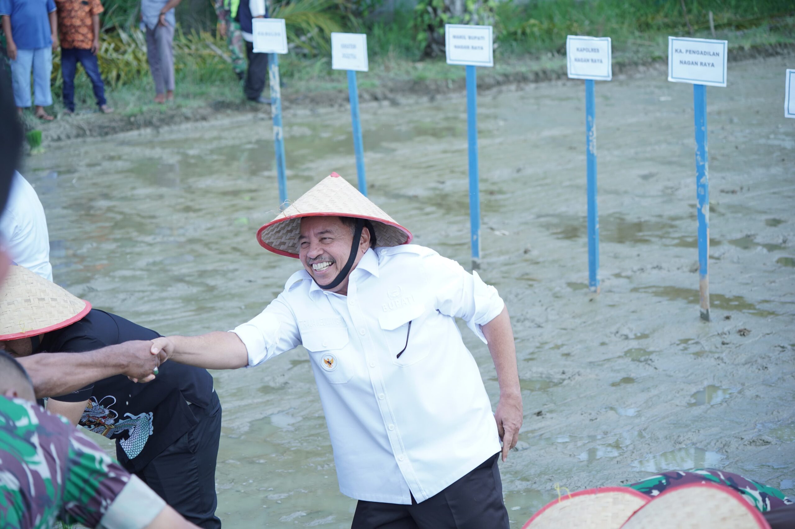 Bupati TRK Ikuti Gerakan Tanam Padi Serentak 14 Provinsi yang Digagas Kementan Bupati TRK Ikuti Gerakan Tanam Padi Serentak 14 Provinsi yang Digagas Kementan