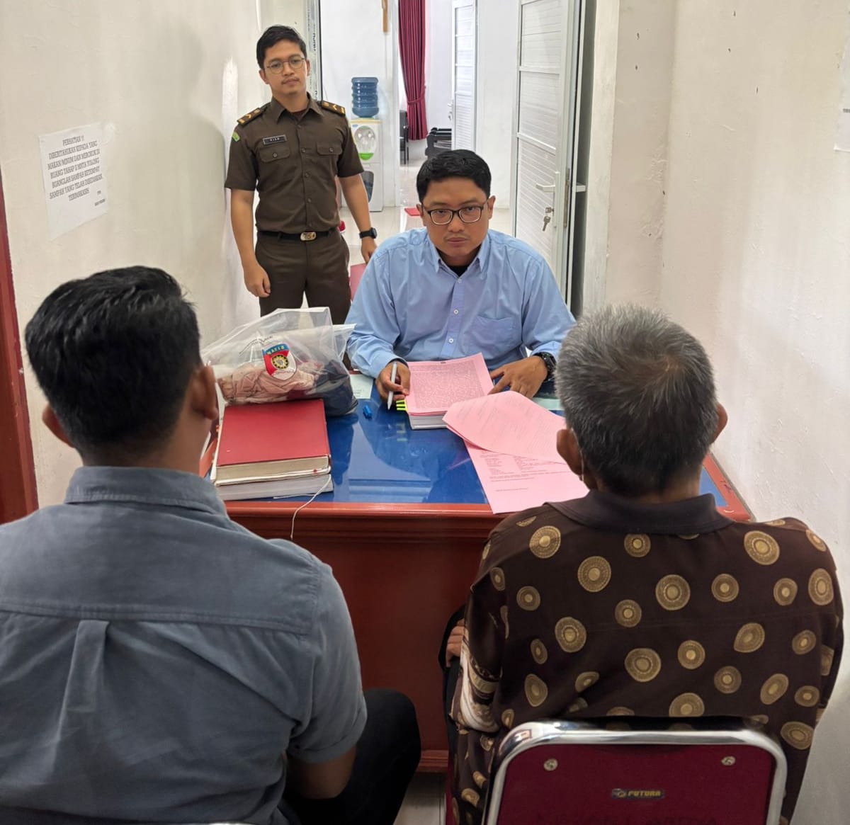 Pelaku Pelecehan Terhadap Anak Dibawah Umur Diserahkan ke Jaksa Penuntut Umum Pelaku Pelecehan Terhadap Anak Dibawah Umur Diserahkan ke Jaksa Penuntut Umum