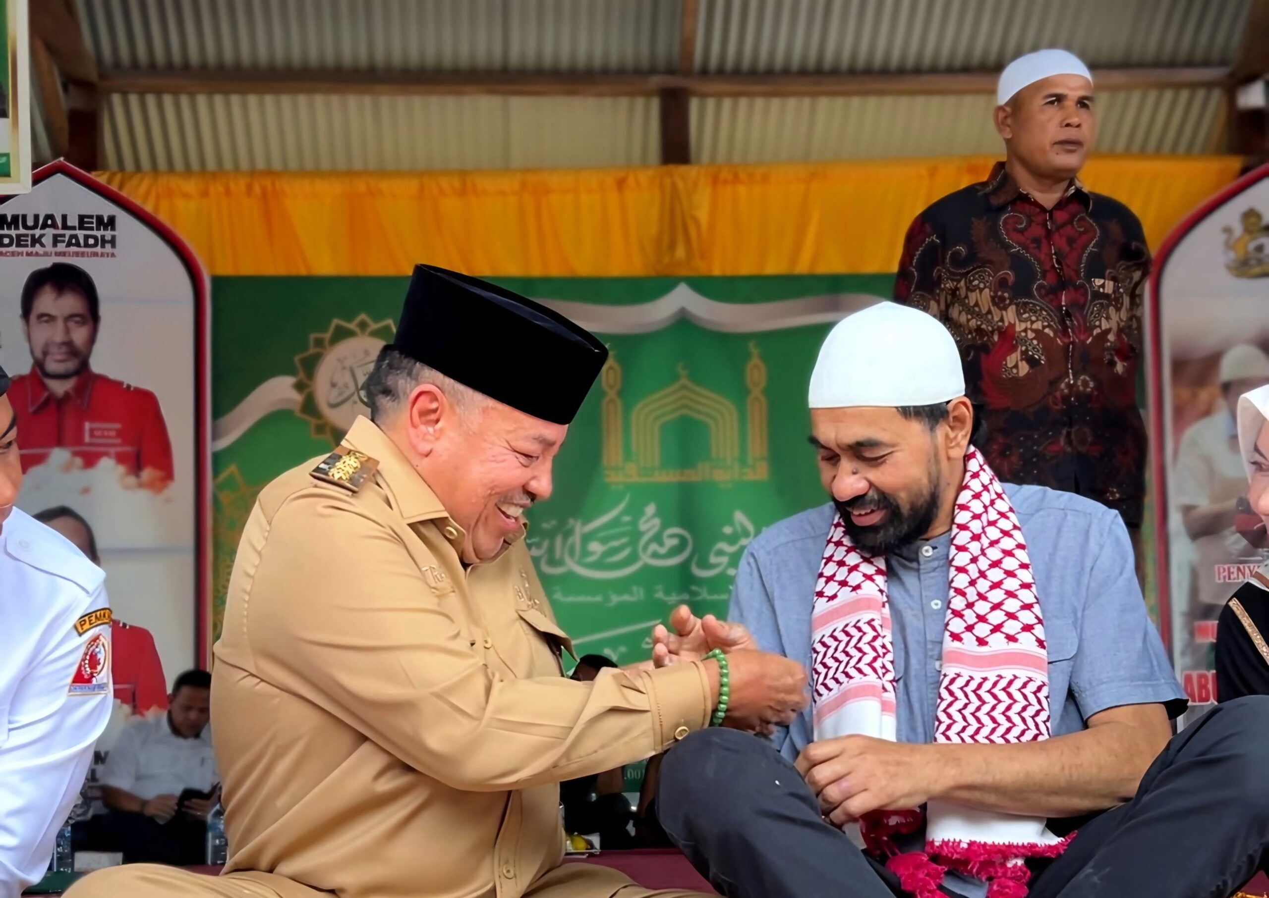 TRK Serahkan Cendera Mata Batu Giok kepada Gubernur Aceh