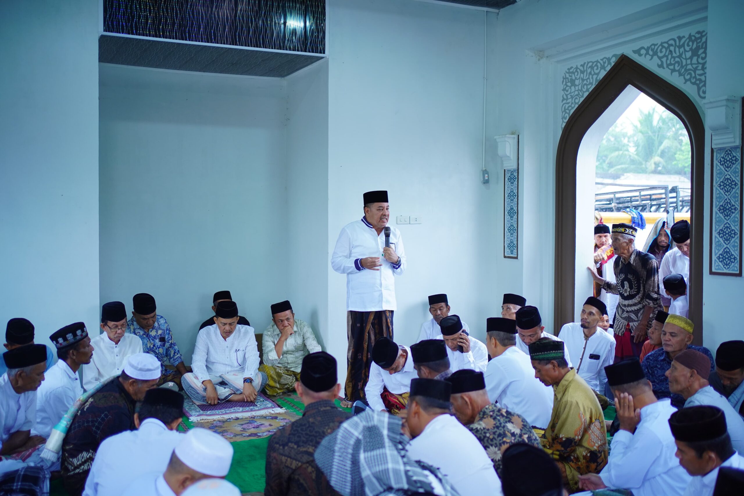 Meskipun Diguyur Hujan, Ribuan Pengikut Abu Habib Muda Seunagan Tunaikan Salat Iduladha 1446 H Meskipun Diguyur Hujan, Ribuan Pengikut Abu Habib Muda Seunagan Tunaikan Salat Iduladha 1446 H