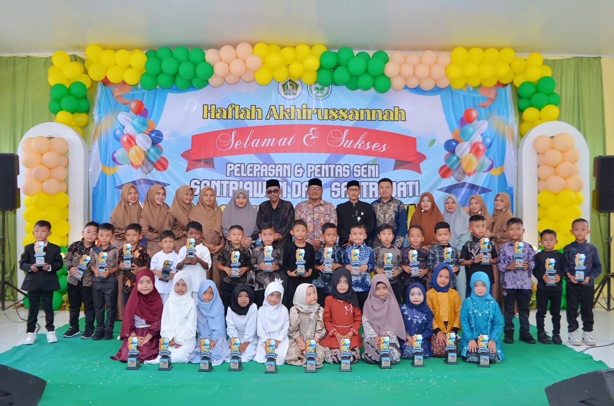 Pelepasan dan Pentas Seni RA Qurata A’yun Berlangsung Penuh Haru Pelepasan dan Pentas Seni RA Qurata A’yun Berlangsung Penuh Haru