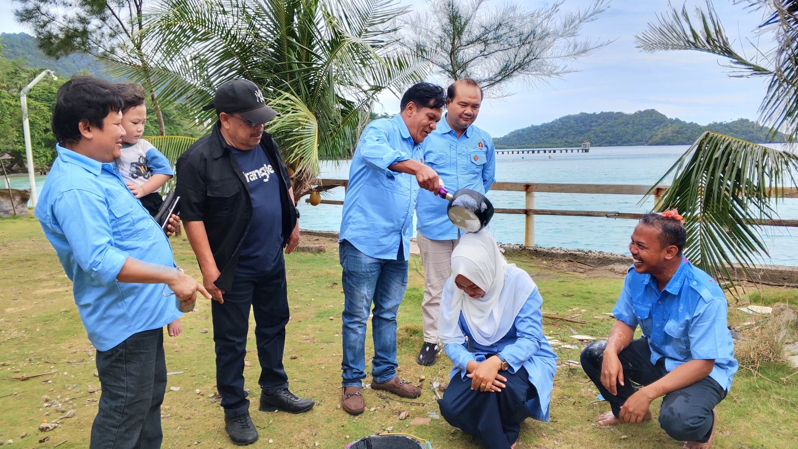 Anggota Muda PWI Sabang Dilepas Tugas dengan Ritual Siram Bunga