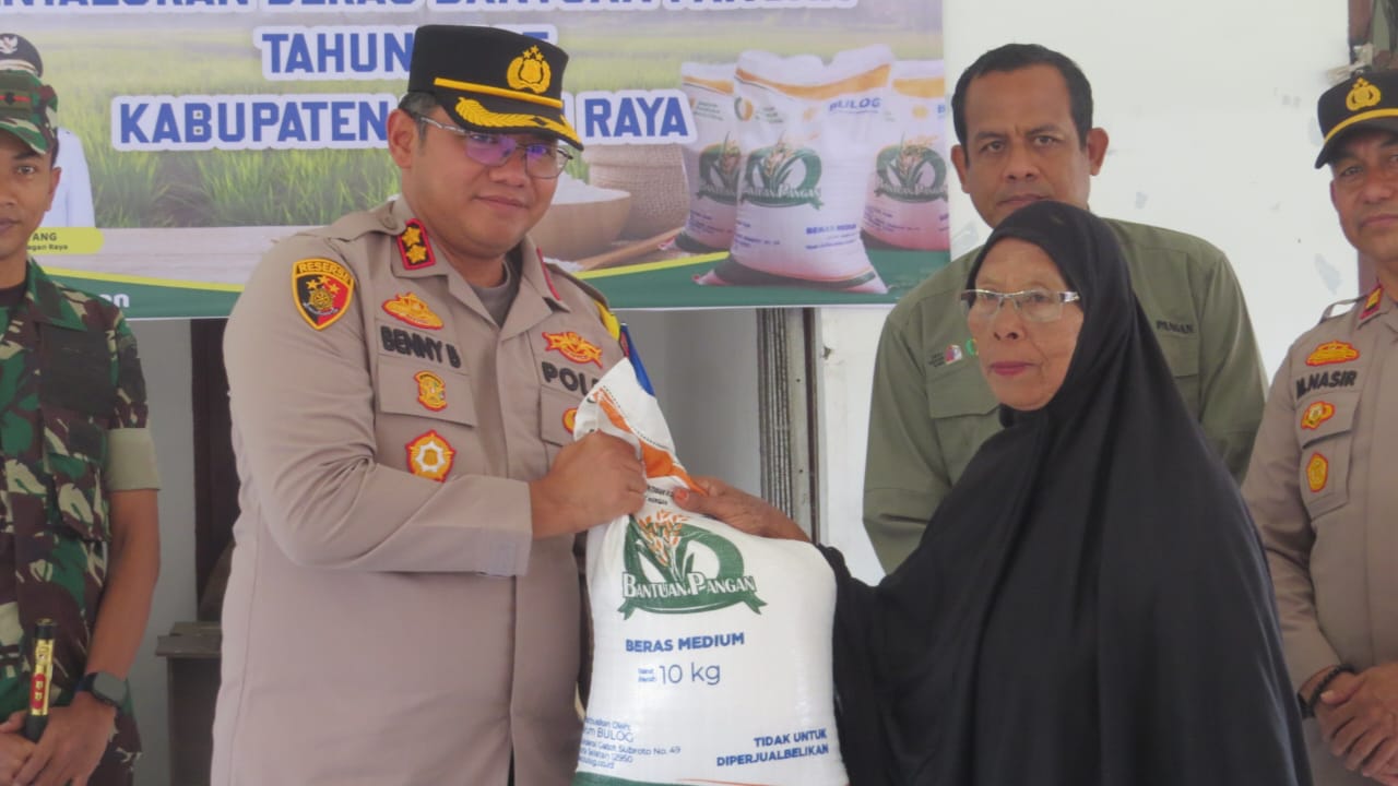 Kapolres Nagan Raya Ikut serta Sukseskan Penyaluran Beras Bantuan Pangan tahun 2025 Kapolres Nagan Raya Ikut serta Sukseskan Penyaluran Beras Bantuan Pangan tahun 2025