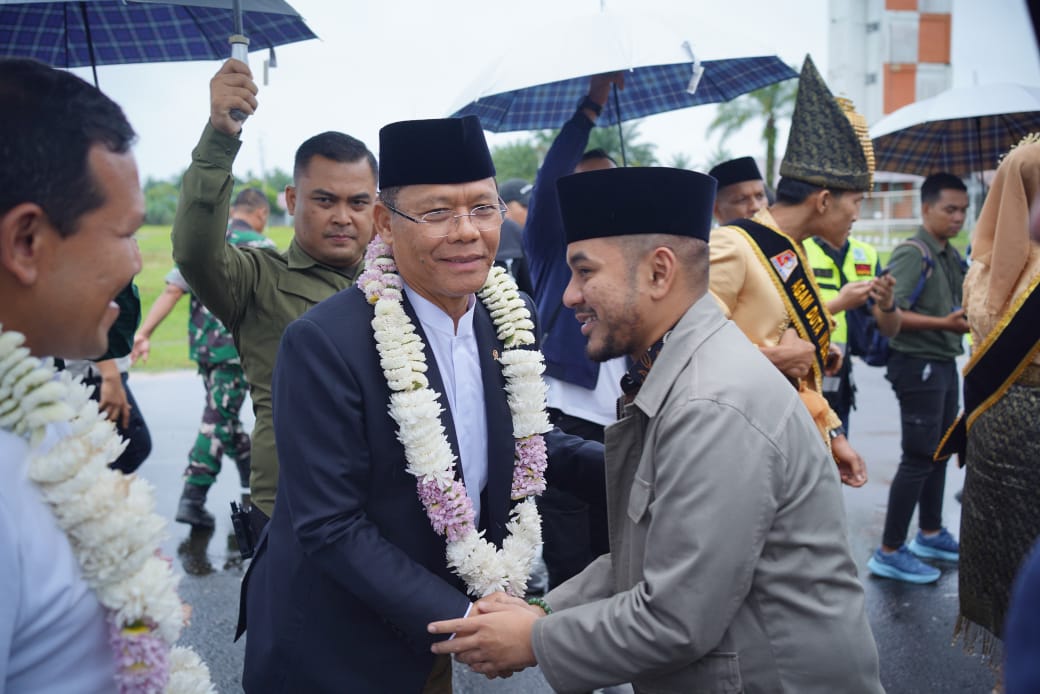 Ketua DPRK Nagan Raya Sambut Langsung Kedatangan Utusan Khusus Presiden di Nagan Raya Ketua DPRK Nagan Raya Sambut Langsung Kedatangan Utusan Khusus Presiden di Nagan Raya