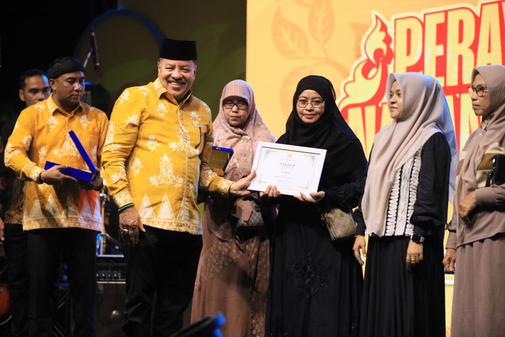 Bupati Nagan Raya Beri Penghargaan kepada 147 Mahasiswa Berprestasi Bupati Nagan Raya Beri Penghargaan kepada 147 Mahasiswa Berprestasi
