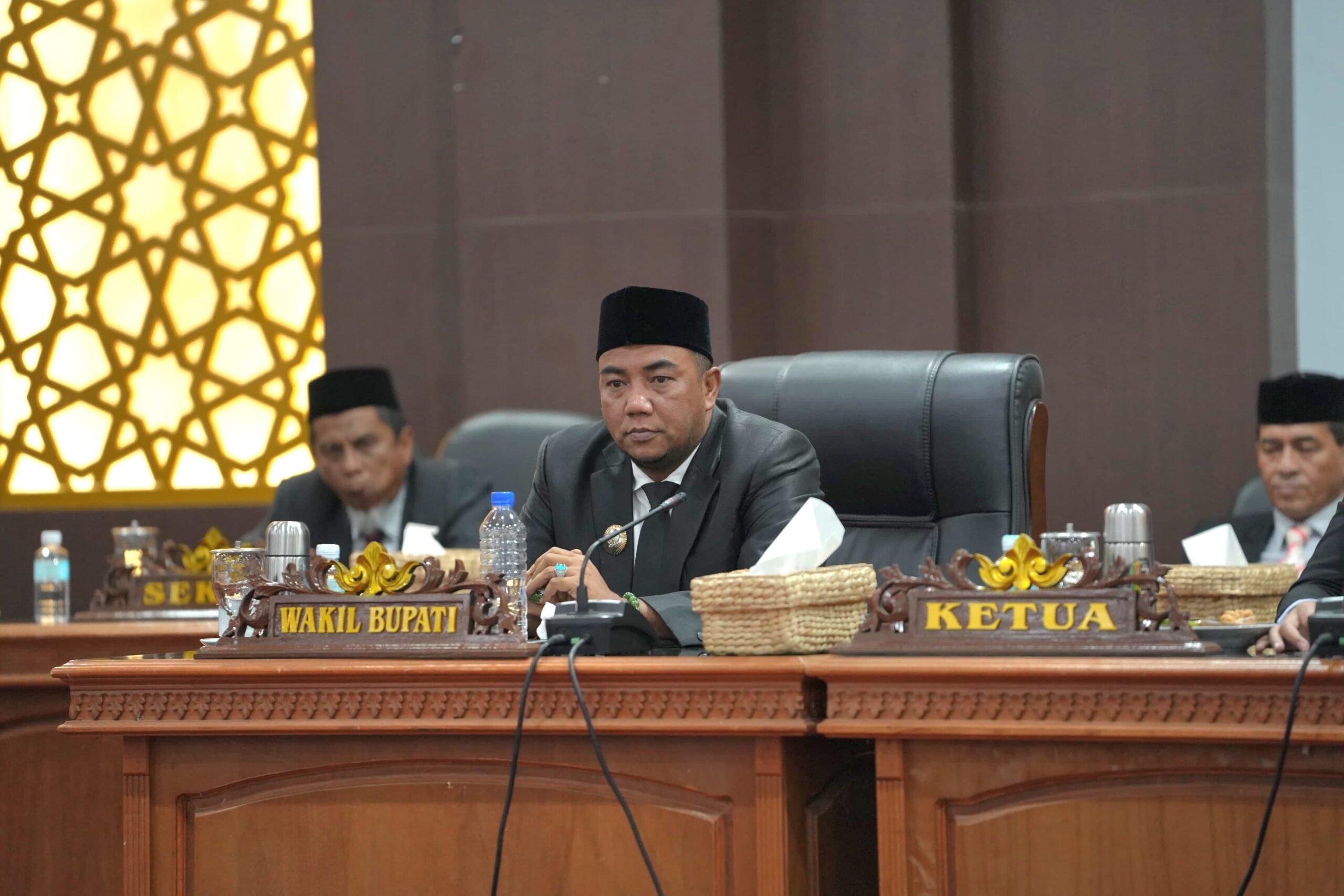 Rapat Paripurna DPRK Bahas KUA–PPAS 2026, Wabup Raja Sayang Sampaikan Jawaban atas Pandangan Fraksi Rapat Paripurna DPRK Bahas KUA–PPAS 2026, Wabup Raja Sayang Sampaikan Jawaban atas Pandangan Fraksi