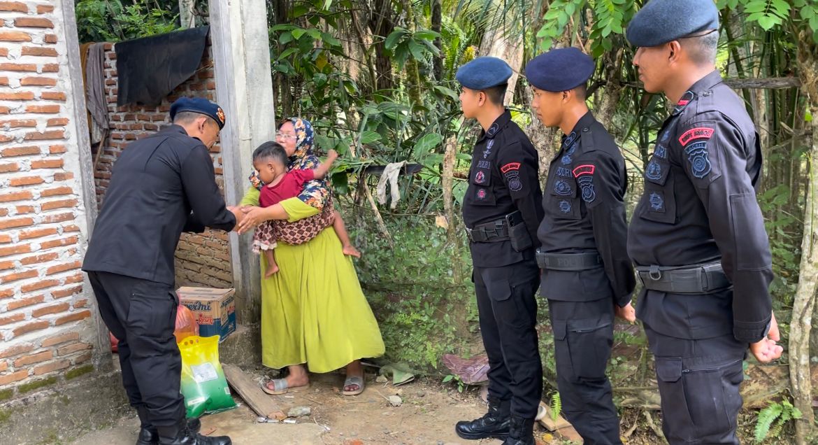 Peduli Sesama, Brimob Aceh Batalyon C Pelopor Ringankan Beban Warga Kurang Mampu Peduli Sesama, Brimob Aceh Batalyon C Pelopor Ringankan Beban Warga Kurang Mampu