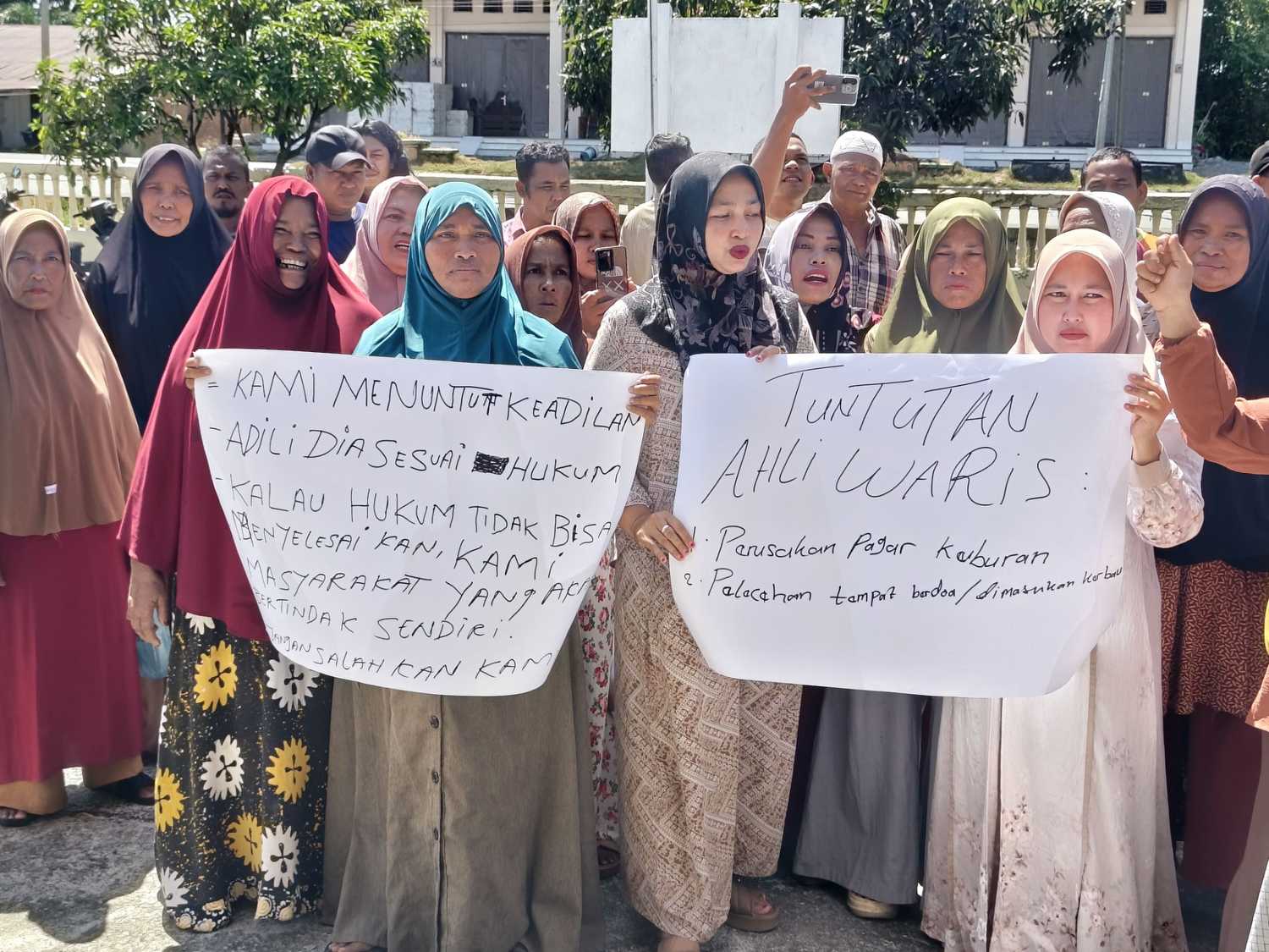 Selisih Paham, Warga Ramai Ramai Datangi Mapolsek Kuala