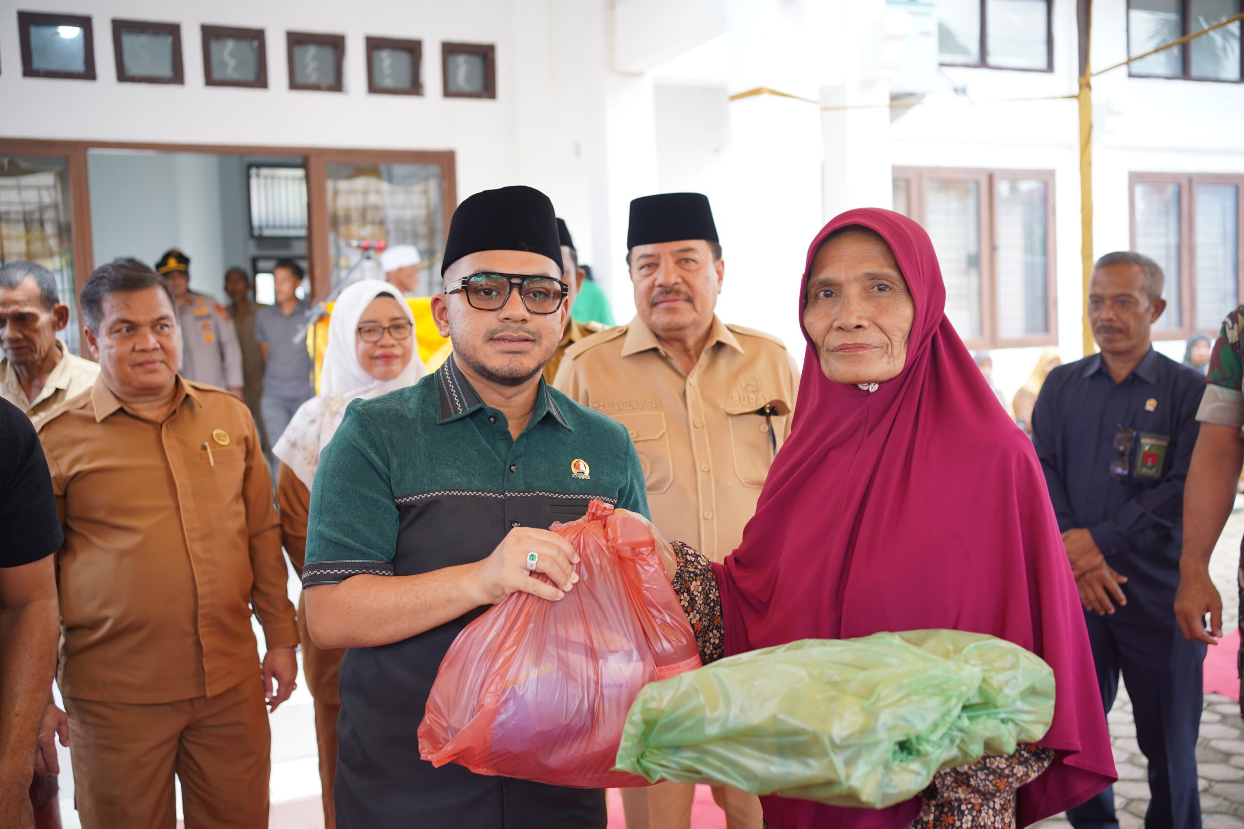 Ketua DPRK Nagan Raya Hadiri Pembukaan Pasar Murah di Kecamatan Beutong Ketua DPRK Nagan Raya Hadiri Pembukaan Pasar Murah di Kecamatan Beutong
