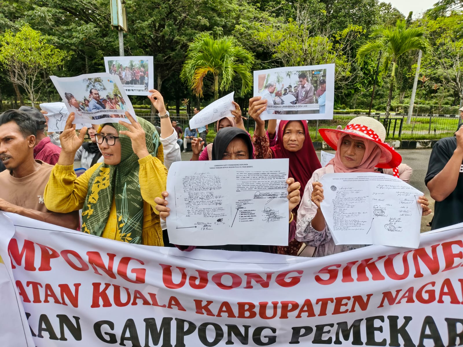 Ratusan Warga Ujong Sikuneng Gelar Aksi Demo di Halaman Pengadilan Negeri Suka Makmue, Tolak Sita Eksekusi yang Dinilai Tidak Sesuai Putusan PN Meulaboh
