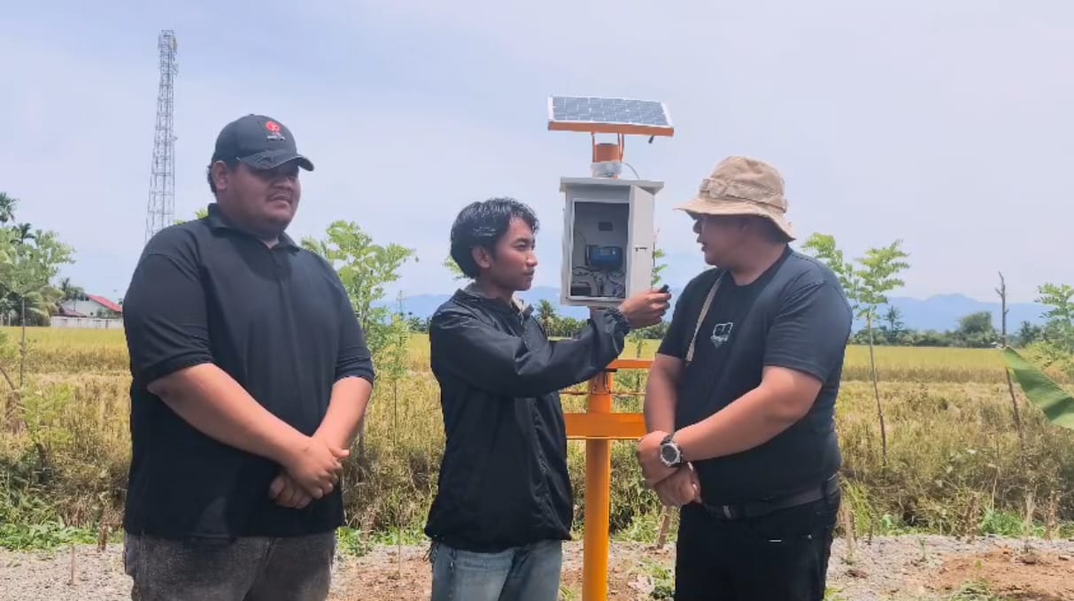Mahasiswa UTU Ciptakan Alat Pengusir Burung Otomatis untuk Petani Padi di Aceh Barat Mahasiswa UTU Ciptakan Alat Pengusir Burung Otomatis untuk Petani Padi di Aceh Barat