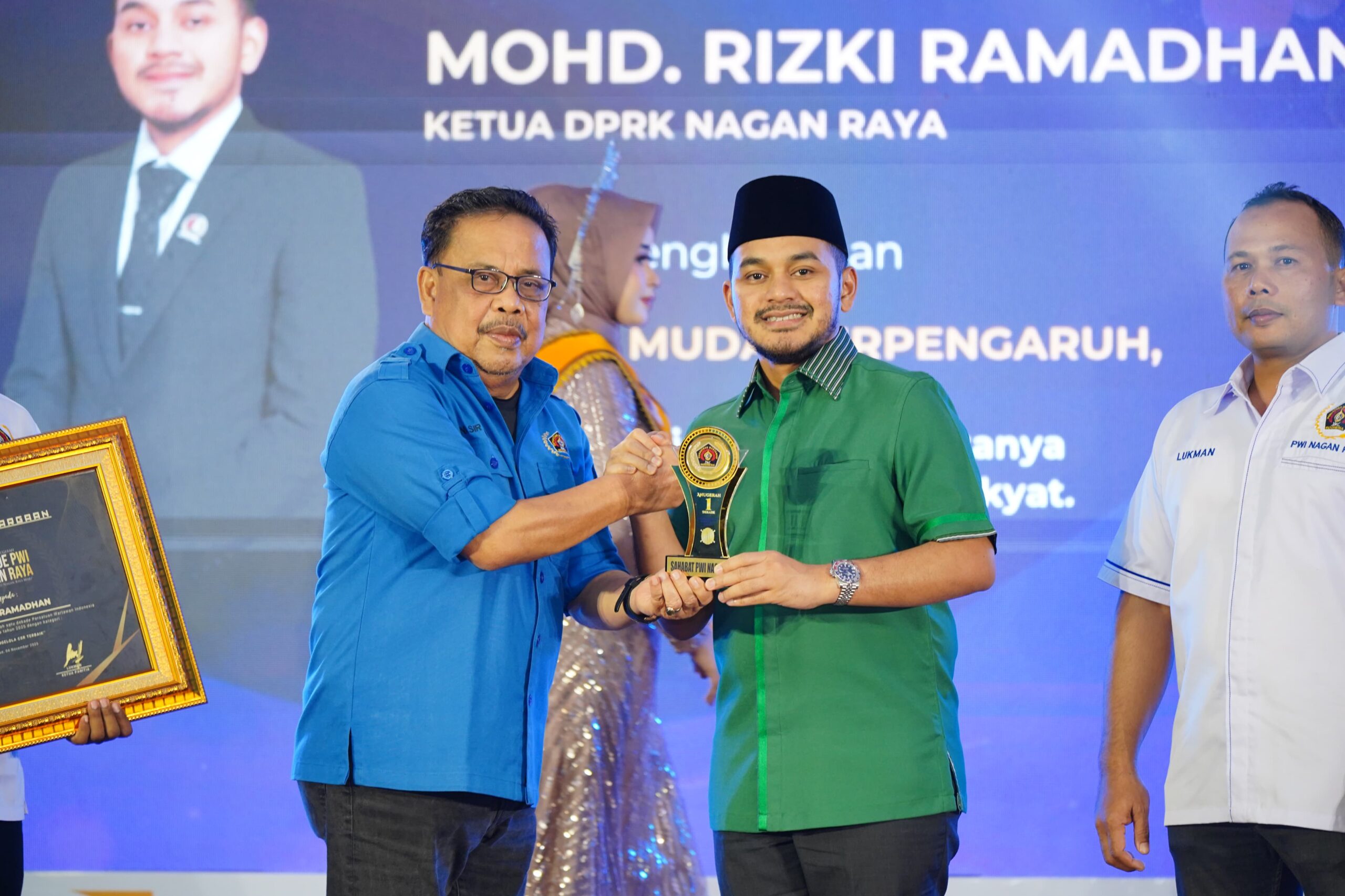 Ketua DPRK Nagan Raya Terima Anugerah Tokoh Politik Muda Berpengaruh dari PWI Nagan Raya Ketua DPRK Nagan Raya Terima Anugerah Tokoh Politik Muda Berpengaruh dari PWI Nagan Raya