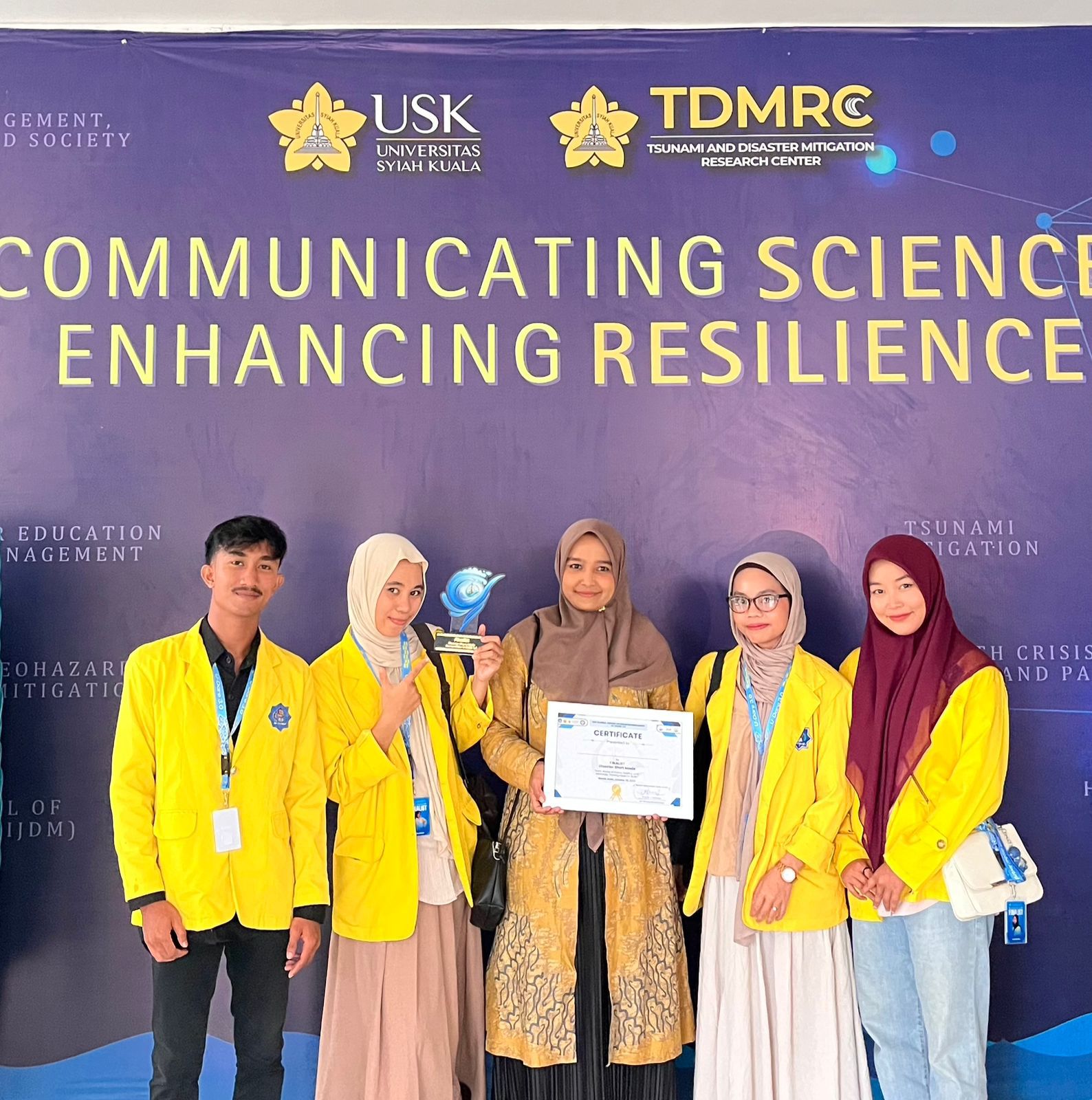 Mahasiswa IAN Berkolaborasi dengan Mahasiswa ILKOM Raih Finalis Tingkat Internasional di “Disaster Short Movie Competition” 2025 Mahasiswa IAN Berkolaborasi dengan Mahasiswa ILKOM Raih Finalis Tingkat Internasional di “Disaster Short Movie Competition” 2025