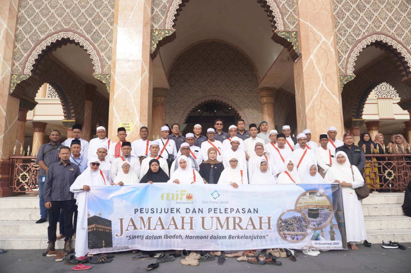 Berkah dari Lingkar Tambang: PT Bara Energi Lestari Berangkatkan Puluhan Tokoh Masyarakat dan Pemuka Agama untuk Umrah Berkah dari Lingkar Tambang: PT Bara Energi Lestari Berangkatkan Puluhan Tokoh Masyarakat dan Pemuka Agama untuk Umrah