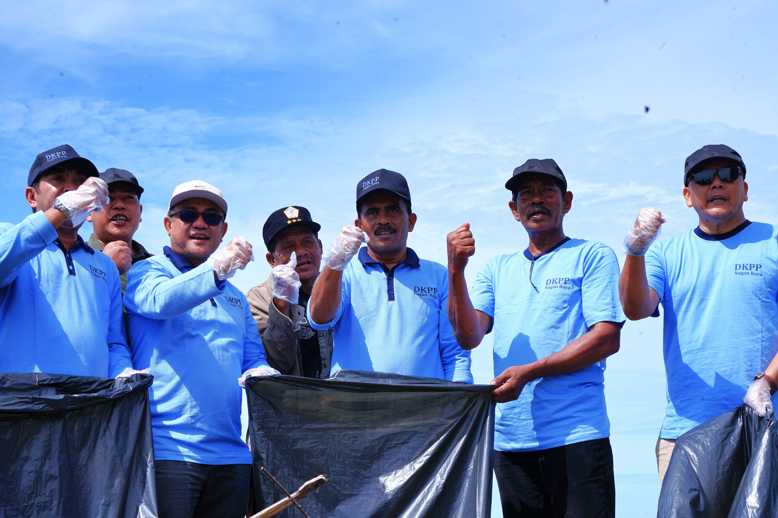 DKPP Nagan Raya Gelar Aksi Bersih Pantai, Libatkan 100 Orang Peserta DKPP Nagan Raya Gelar Aksi Bersih Pantai, Libatkan 100 Orang Peserta