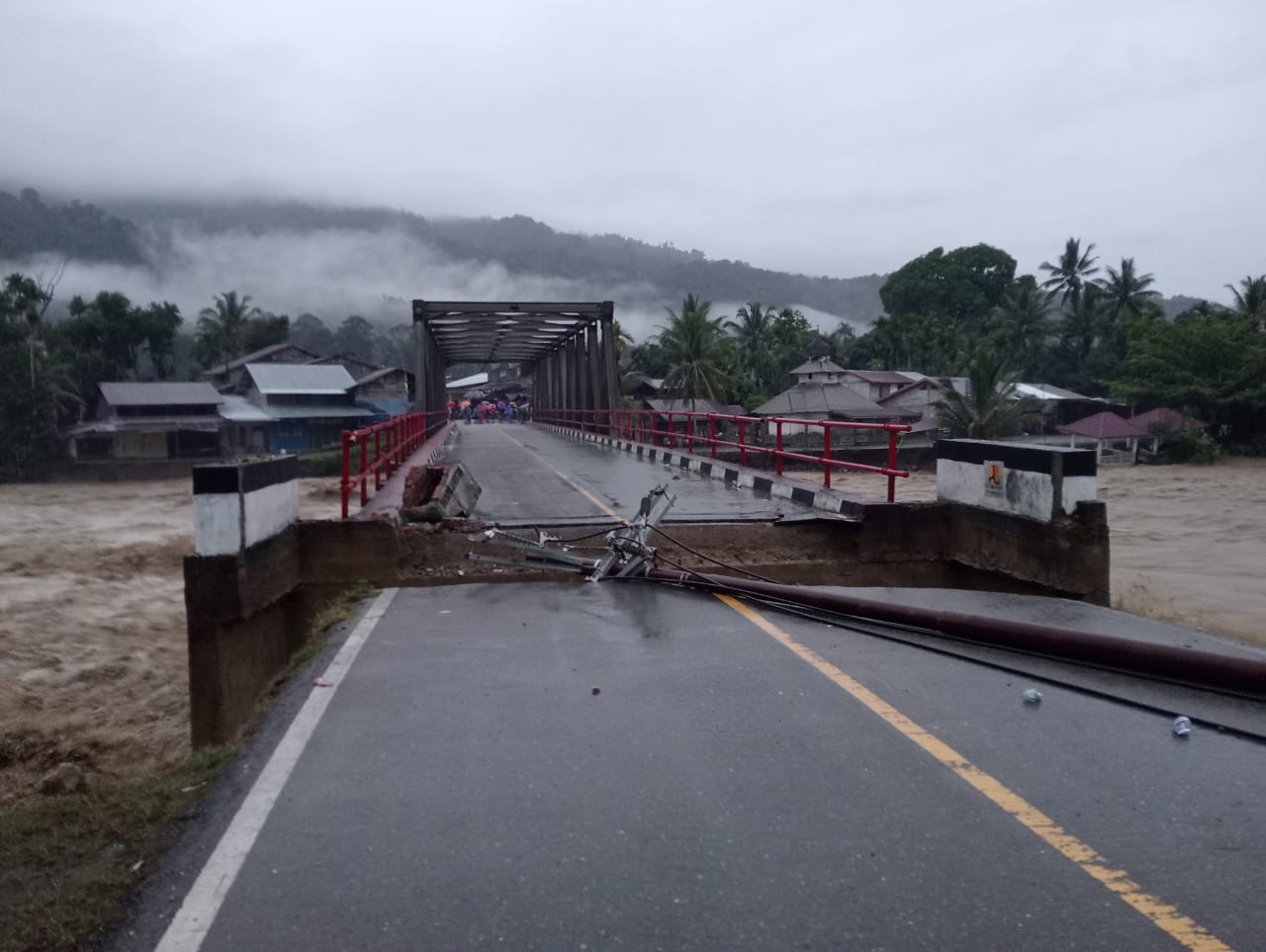 Jembatan Penghubung Jalan Lintas Provinsi di Beutong Ateuh Putus Diterjang Banjir Jembatan Penghubung Jalan Lintas Provinsi di Beutong Ateuh Putus Diterjang Banjir