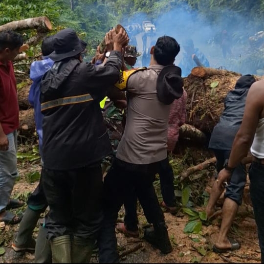 Aksi Cepat Polsek Beutong dan Tim Gabungan Buka Akses Jalan Akibat Longsor Aksi Cepat Polsek Beutong dan Tim Gabungan Buka Akses Jalan Akibat Longsor