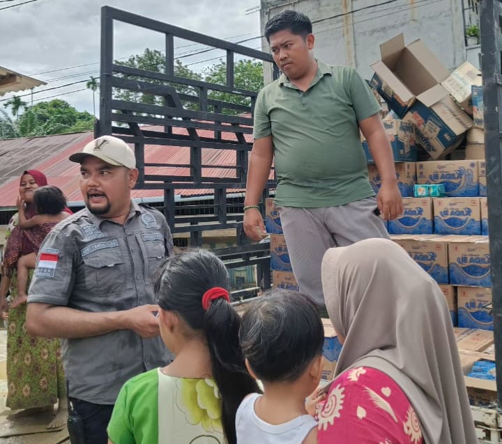 Ketua Komisi I DPRK Nagan Raya Heri Yanda Salurkan Bantuan untuk Korban Banjir di Darul Makmur dan Sekitarnya Ketua Komisi I DPRK Nagan Raya Heri Yanda Salurkan Bantuan untuk Korban Banjir di Darul Makmur dan Sekitarnya
