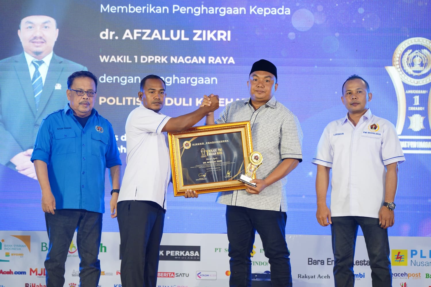 Waka I DPRK Nagan Raya Terima Penghargaan Anugerah 1 Dekade PWI Nagan Raya Waka I DPRK Nagan Raya Terima Penghargaan Anugerah 1 Dekade PWI Nagan Raya