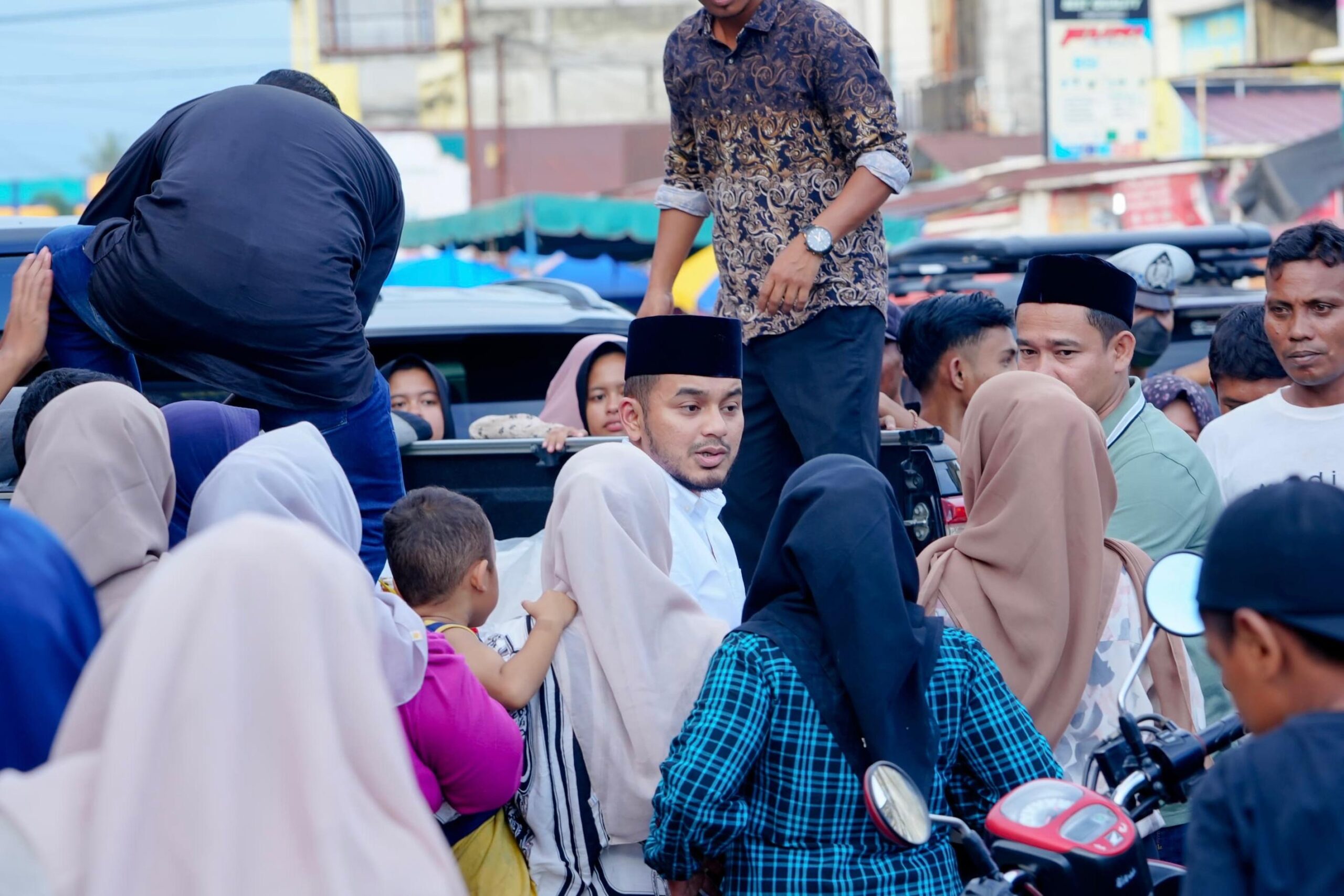 Ketua DPRK Nagan Raya Bagikan Sirup kepada Masyarakat di Hari Kedua Ramadhan Ketua DPRK Nagan Raya Bagikan Sirup kepada Masyarakat di Hari Kedua Ramadhan