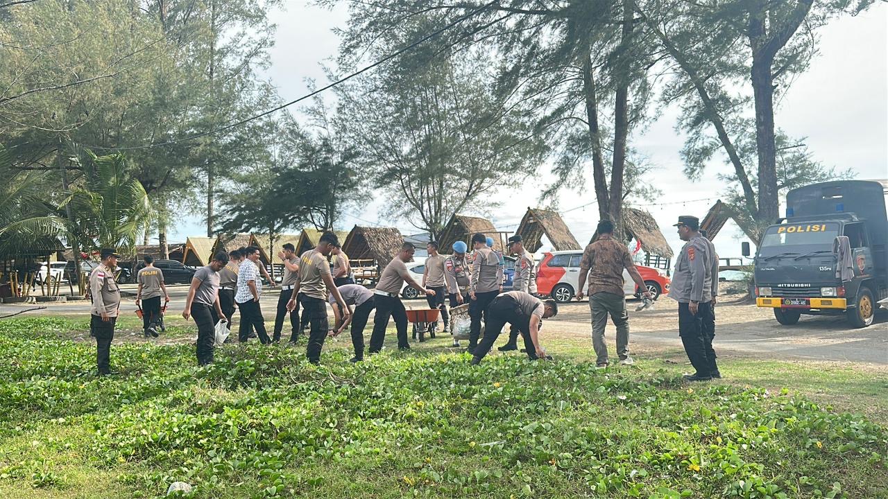 Polres Nagan Raya Gotong Royong Bersihkan Pantai Naga Permai Polres Nagan Raya Gotong Royong Bersihkan Pantai Naga Permai