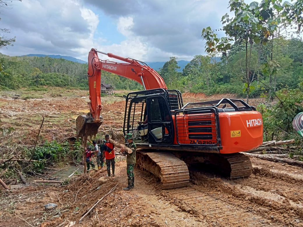 Satgas TMMD Kodim 0116/NaganRaya Terus Lakukan Pembukaan Badan Jalan dan Pemasangan Pancang Kayu Jembatan Penyambung Satgas TMMD Kodim 0116/NaganRaya Terus Lakukan Pembukaan Badan Jalan dan Pemasangan Pancang Kayu Jembatan Penyambung