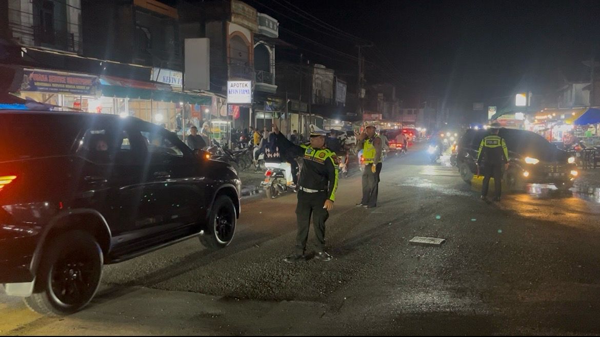 Satlantas Polres Nagan Raya Amankan Pawai Takbiran, Ratusan Kendaraan Padati Jalan Satlantas Polres Nagan Raya Amankan Pawai Takbiran, Ratusan Kendaraan Padati Jalan