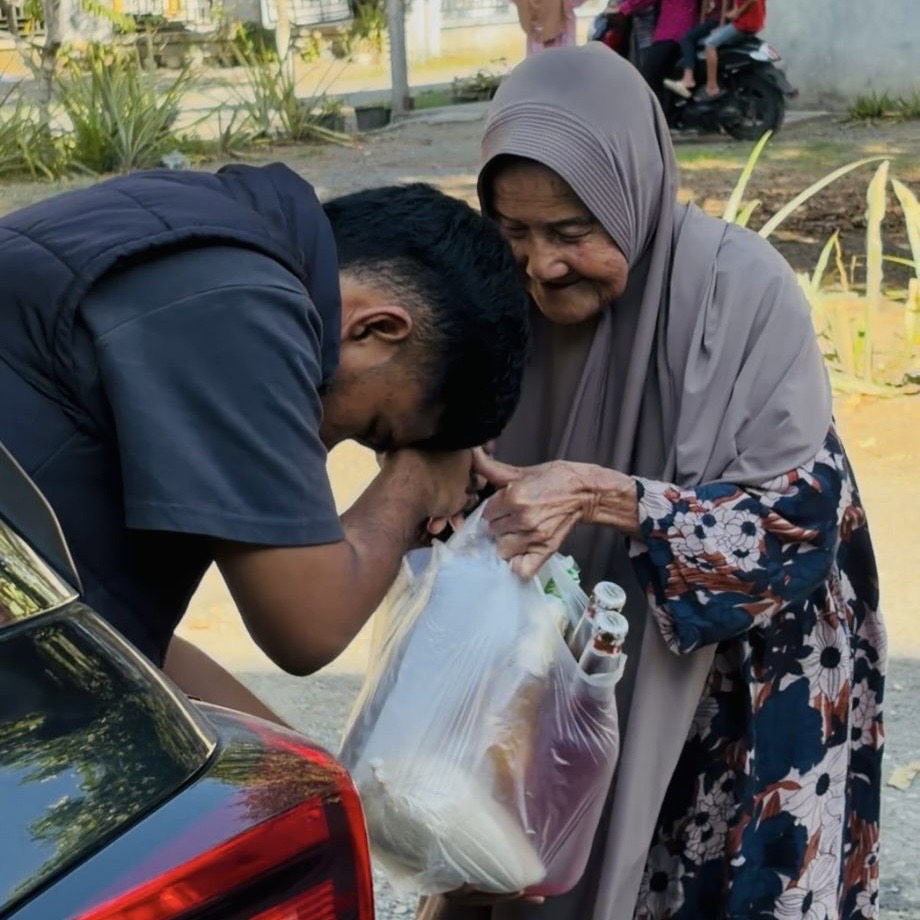 Hangatnya Kepedulian di Penghujung Ramadan: Sembako untuk Warga, Harapan untuk Kebersamaan Hangatnya Kepedulian di Penghujung Ramadan: Sembako untuk Warga, Harapan untuk Kebersamaan