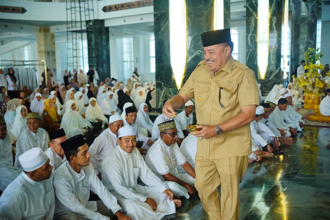 Bupati TRK Lepas 170 Jamaah Calon Haji Nagan Raya, Dirangkai Prosesi Peusijuek di Masjid Giok Bupati TRK Lepas 170 Jamaah Calon Haji Nagan Raya, Dirangkai Prosesi Peusijuek di Masjid Giok
