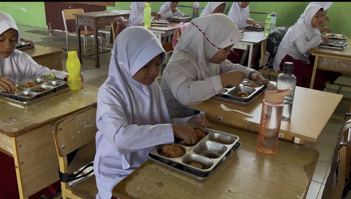 Antusias Siswa- siswi SD Negeri Ujong Patihah Nikmati Program Makan Bergizi Gratis Antusias Siswa- siswi SD Negeri Ujong Patihah Nikmati Program Makan Bergizi Gratis