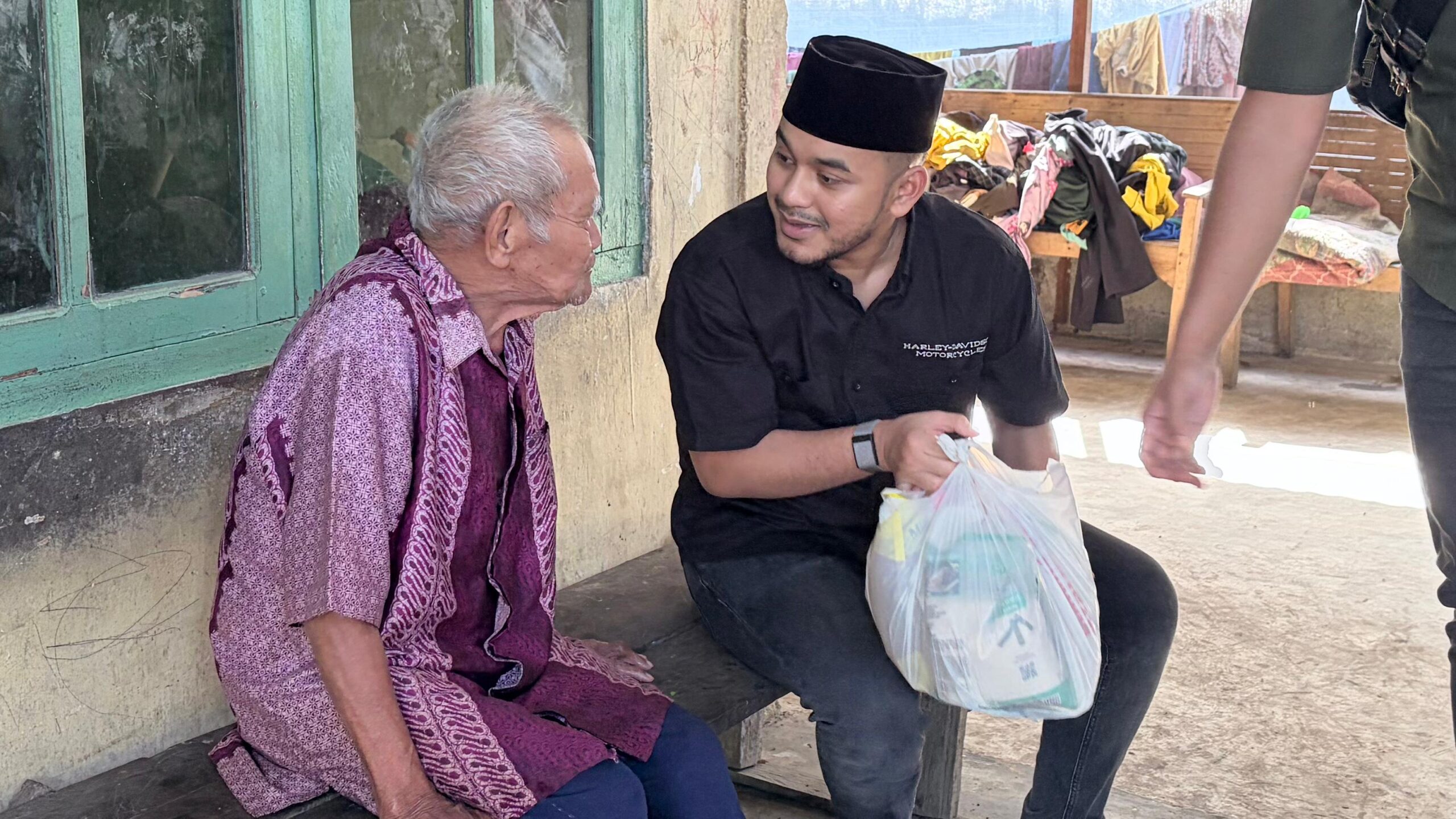Sambut Idul Adha, Ketua DPRK Nagan Raya Salurkan Sembako untuk Lansia dan Fakir Miskin Sambut Idul Adha, Ketua DPRK Nagan Raya Salurkan Sembako untuk Lansia dan Fakir Miskin
