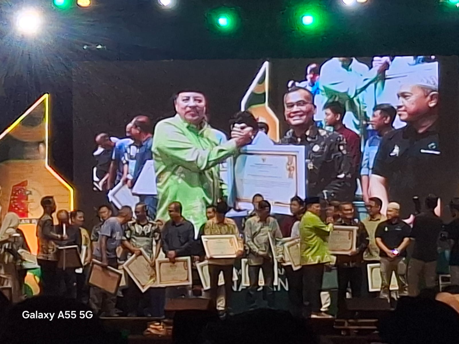 Konsisten Jalankan CSR, PT Socfindo Seunagan dan Seumayam Raih Penghargaan HUT ke-24 Nagan Raya Konsisten Jalankan CSR, PT Socfindo Seunagan dan Seumayam Raih Penghargaan HUT ke-24 Nagan Raya