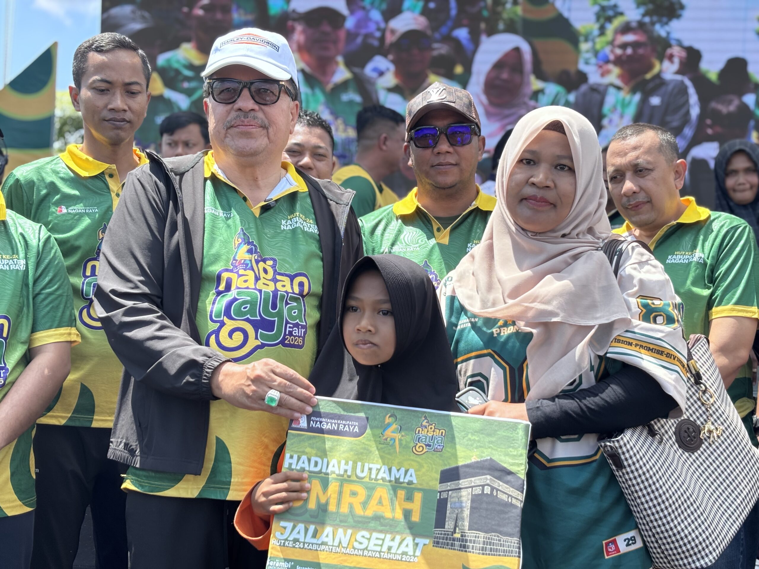 Najwa Khaira Widya Raih Hadiah Utama Tiket Umrah pada Jalan Santai HUT ke-24 Kabupaten Nagan Raya Najwa Khaira Widya Raih Hadiah Utama Tiket Umrah pada Jalan Santai HUT ke-24 Kabupaten Nagan Raya