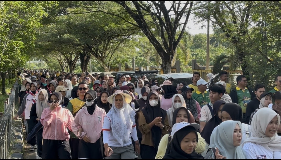 Ribuan Warga Antusias Ikuti Jalan Santai Meriahkan HUT ke-24 Kabupaten Nagan Raya Ribuan Warga Antusias Ikuti Jalan Santai Meriahkan HUT ke-24 Kabupaten Nagan Raya