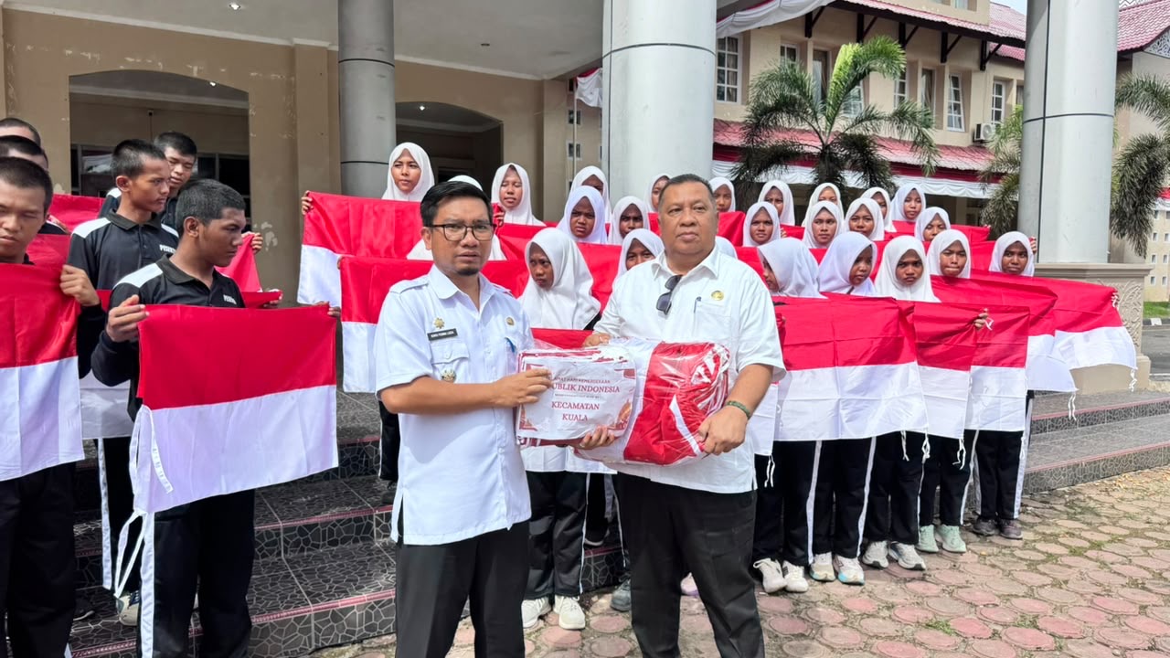 Sambut HUT ke-81 RI, Pemkab Nagan Raya Bagikan 3.000 Bendera Merah Putih kepada Seluruh Kecamatan Sambut HUT ke-81 RI, Pemkab Nagan Raya Bagikan 3.000 Bendera Merah Putih kepada Seluruh Kecamatan